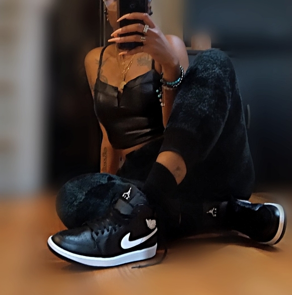 Meet your Posher, Madison - Picture 4 of 6